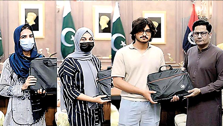  شہدا پولیس کے بچوں کی تعلیمی معاونت  کیلئے تقریب ،4لیپ ٹاپس تقسیم 