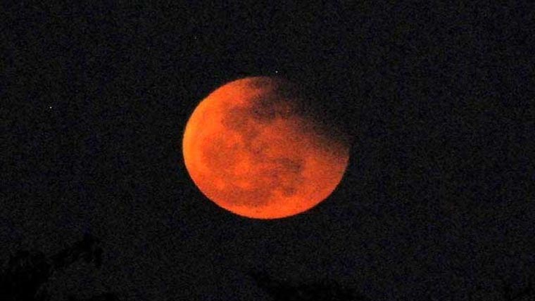 رواں سال کا پہلا مکمل  چاند گرہن آج ہوگا