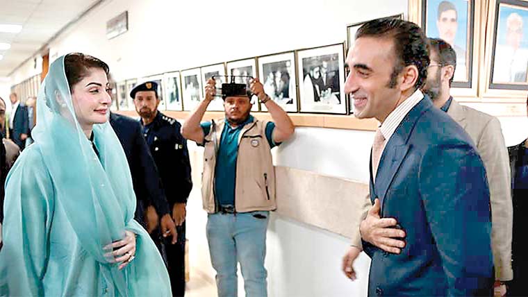 بلاول اور مریم نواز کا پارلیمنٹ  ہائوس کی راہداری میں آمنا سامنا