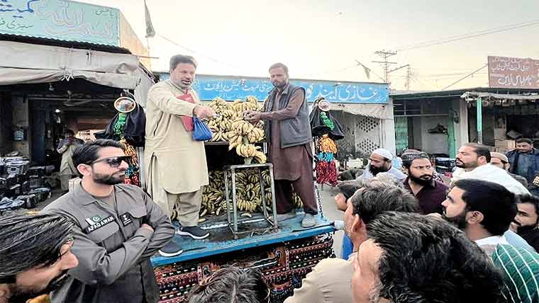  پیرا فورس کا علیٰ الصبح سبزی  و فروٹ منڈی کا دورہ