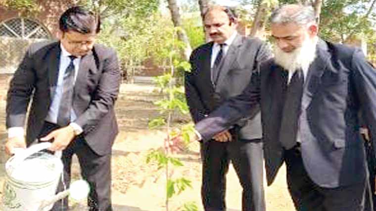 سیشن جج مظفرگڑھ جلیل احمد کا دورہ، تعلیمی اور عدالتی امور کا جائزہ