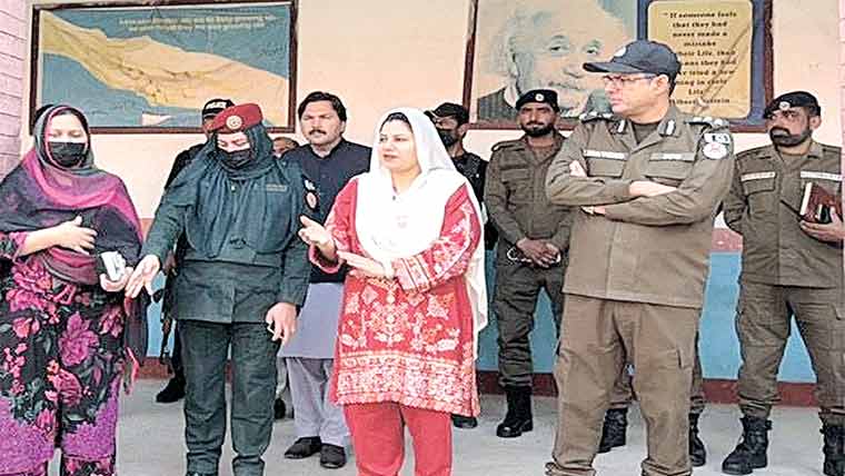 ڈی سی ، ڈی پی او چنیوٹ کاسکول میں فرضی مشقوں کامعائنہ 