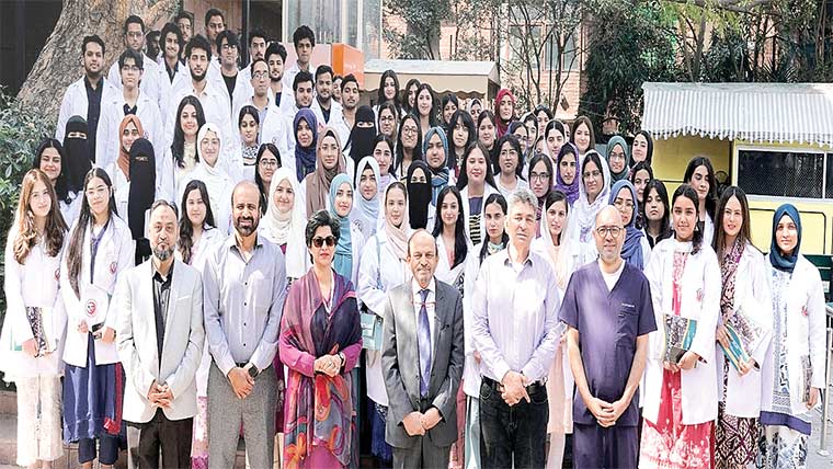 فاطمہ میموریل کالج آف میڈیسن اینڈ  ڈینٹسٹری میں وائٹ کوٹ تقریب