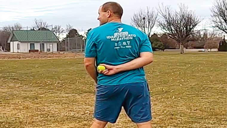 طویل فاصلے سے پیٹھ کے پیچھے ٹینس بال کیچ کا ریکارڈ 