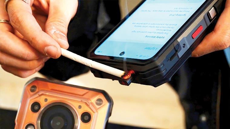 دنیا کا عجیب سمارٹ فون جو آگ جلانے کا کام کرسکتا ہے