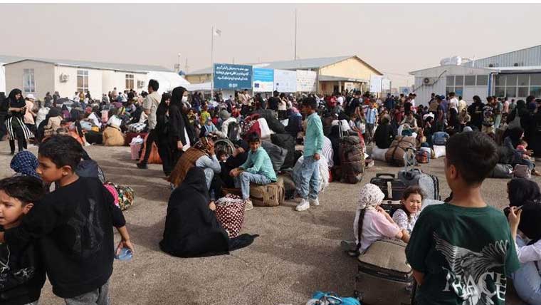 ایران میں مقیم افغان باشندوں  کی وطن واپسی شروع 