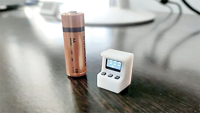 بھارتی نے دنیا کی سب سے چھوٹی آرکیڈ مشین بنا ڈالی