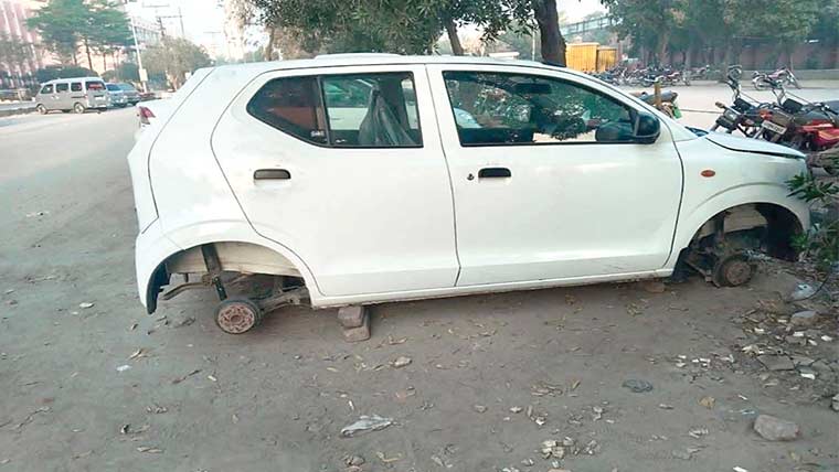 نشتر ہسپتال، پارکنگ میں کھڑی کار کے چاروں ٹائر چوری 