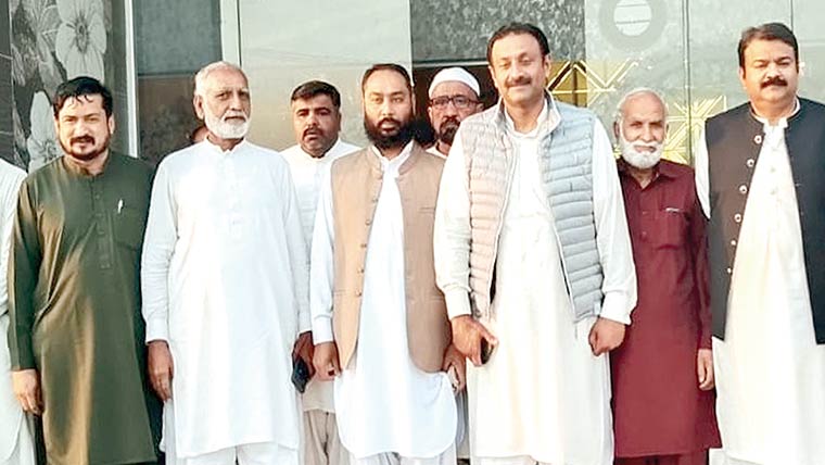  منیجنگ ڈائریکٹر لیڈز سکول اور  سابق وائس چیئر مین کی صلح کروا دی 