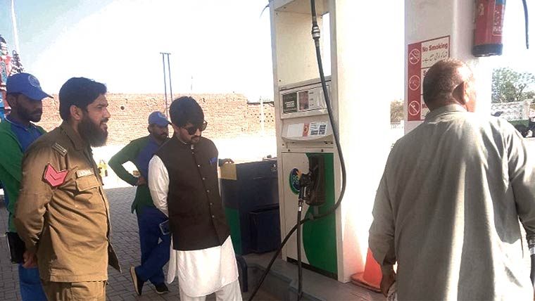 سرکاری نرخنامہ نمایاں جگہ پر  آویزاں کریں ،اسسٹنٹ کمشنر کا  پٹرول پمپ مالکان کو ہدایت 