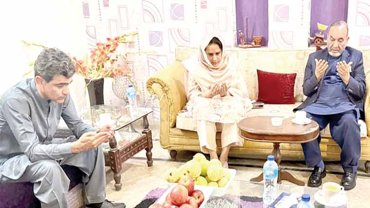  منشا اﷲ بٹ کی ڈپٹی کمشنر صبا اصغر سے ملاقات ، والد کی وفات پر تعزیت 