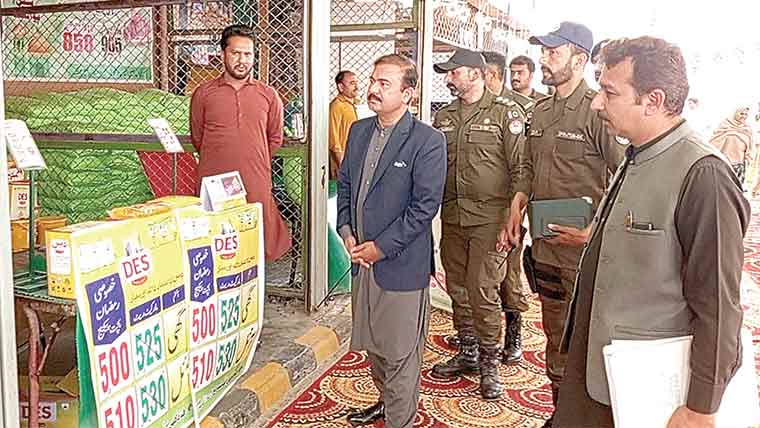 جھنگ:ڈپٹی کمشنر کا نگہبان رمضان بازار کا دورہ ، قیمتیں چیک کیں