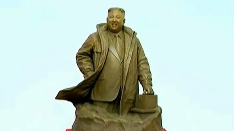 شمالی کورین رہنما کیم جونگ اُن  کے مسکراتے مجسمہ کی تشہیر 