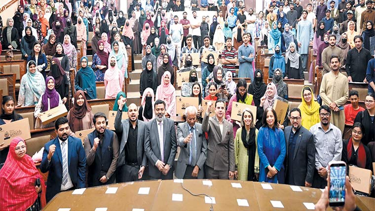 جامعہ کراچی کے 3ہزار سے  زائد طلبہ میں لیپ ٹاپ تقسیم