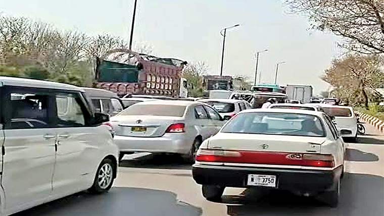 مل پور ناکہ شہریوں کیلئے وبال جان ، گھنٹوں ٹریفک جام 