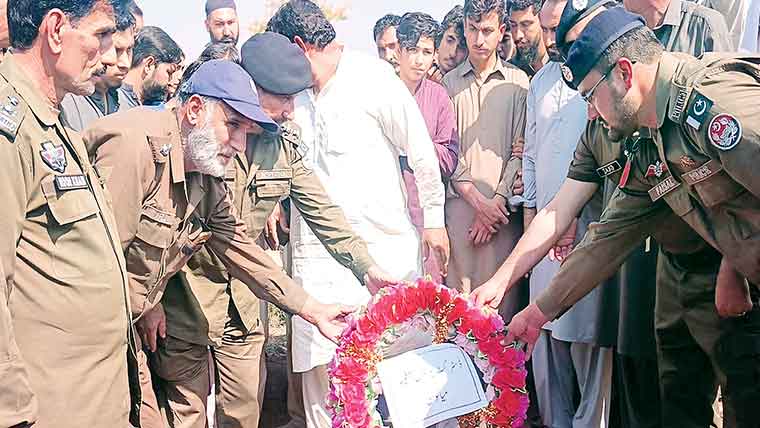  حادثہ میں جاں بحق کانسٹیبل کی نماز جنازہ اداد، افسروں کی شرکت 