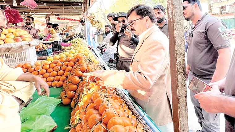 سب ڈویژنل انفورسمنٹ آفیسر کا  ریڑھی بازار اور مختلف دوکا نوں کا دورہ