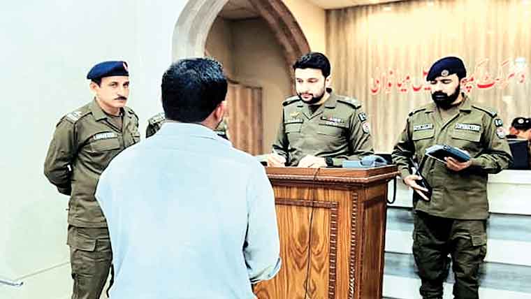 ڈی پی او میانوالی کی آفس  میں روزمرہ کھلی کچہری