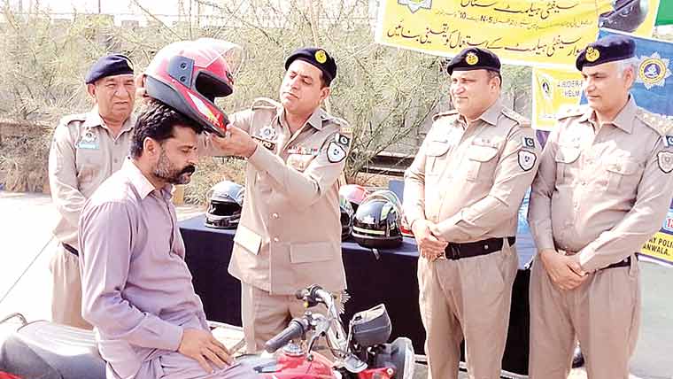 موٹر سائیکل سواروں میں ہیلمٹ کے استعمال کیلئے آگاہی مہم