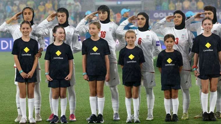  ویمن فٹبال ٹیم کا ایرانی افواج کو خراجِ تحسین اور سلیوٹ