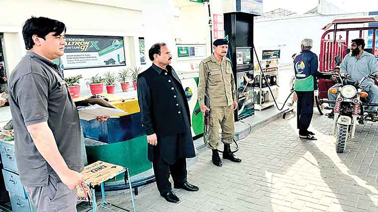 ڈپٹی کمشنر میانوالی کے رات گئے پٹرول پمپس پر چھاپے