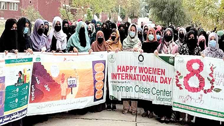 عالمی یومِ خواتین کے موقع پر صنعت زار میں آگاہی واک اور سیمینار