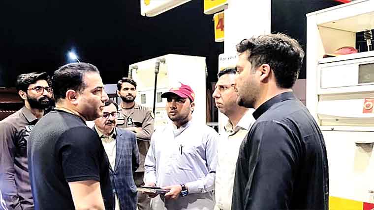 ڈپٹی کمشنر میانوالی کی نگرانی  میں پٹرول پمپس کی چیکنگ