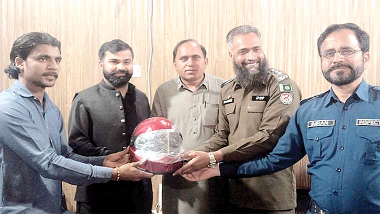  ڈی ایس پی ٹریفک آفس گجرات  میں شہریوں میں ہیلمٹ تقسیم 