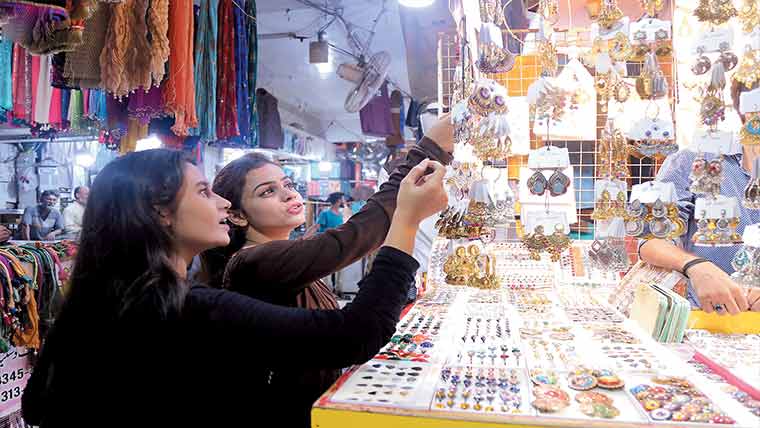 عیدالفطر کی آمد کے ساتھ ہی بازاروں میں رش