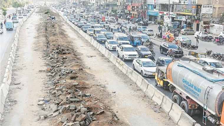  ٹریفک جام اور ٹوٹی سڑکیں ہنگامی صورتحال میں رکاوٹ بننے لگیں 