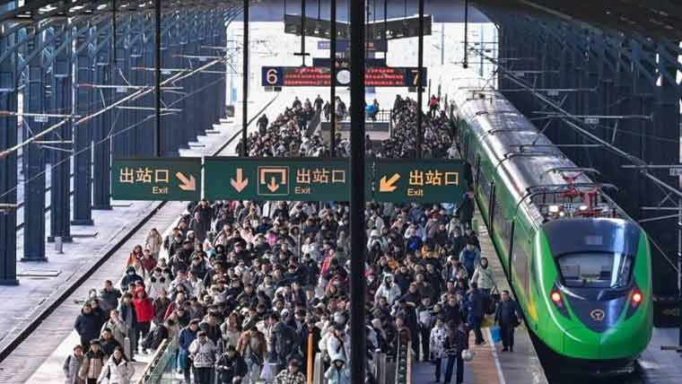  ریلوے سٹیشن پر بچھڑا بچہ 24 سال بعد والد سے ملنے میں کامیاب