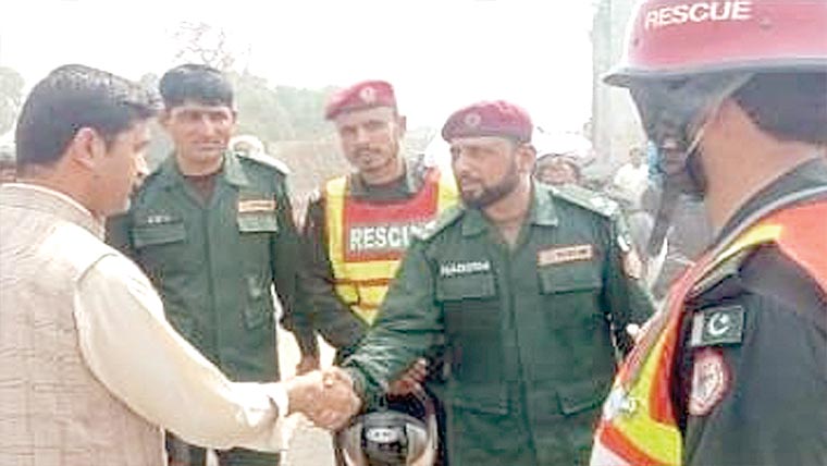 کنواں کھودتے مٹی تلے دبنے والا شخص بحفاظت نکال لیا گیا