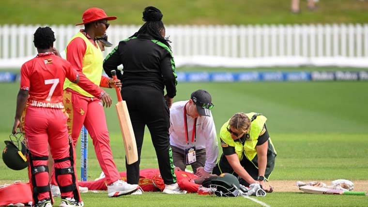 زمبابوے ویمنز ٹیم کی  اوپنر کیلس نڈھلو و  باؤنسر لگنے کے باعث زخمی 
