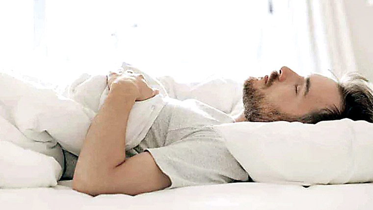 کمر درد سے نجات کیلئے کس پوزیشن میں سونا بہتر ہے