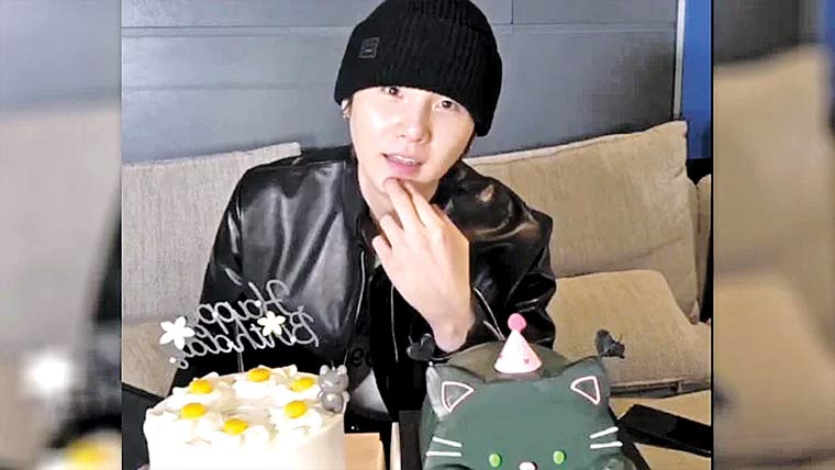 کورین گلوکار کا لائیو سٹریم میں ماہِ  رمضان کے بارے میں سوال