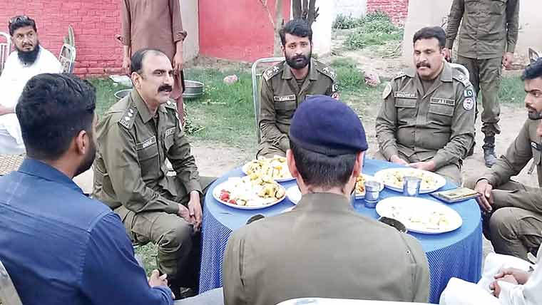 ڈی ایس پی صدر تھانہ کی بھاگٹانوالہ  میں پولیس جوانوں کے ساتھ افطاری 