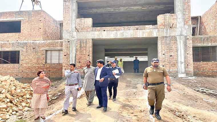 ڈپٹی کمشنر کا ترقیاتی منصوبوں کی سائٹس کا دورہ 