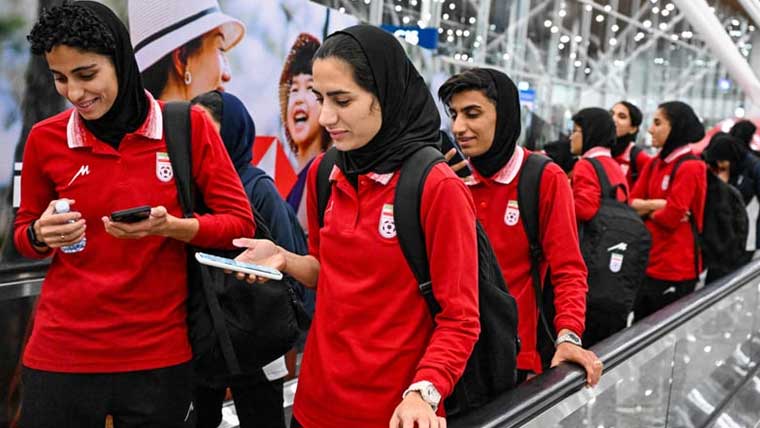  ایرانی خاتون فٹ بالر نے  آسٹریلیا میں پناہ کا ارادہ تبدیل کر لیا