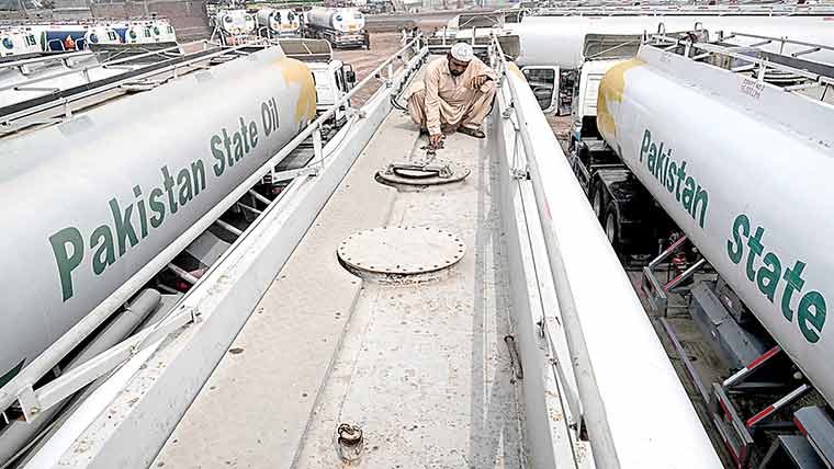  پٹرول بحران، ڈپوئوں کے باہر ٹینکروں کی لمبی قطاریں 