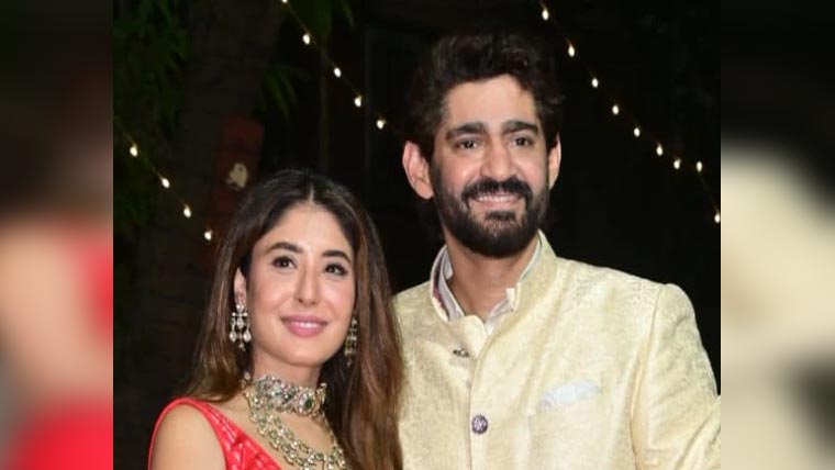 بھارتی کرکٹ پریذنٹر نے اداکارہ  کرتیکا کامرا سے شادی کرلی