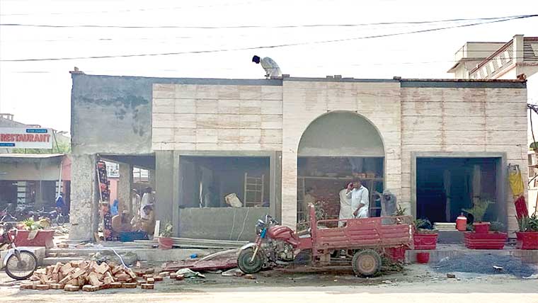   4دکانیں مسمار، ہوٹل کی عمارت میں غیر قانونی تبدیلی