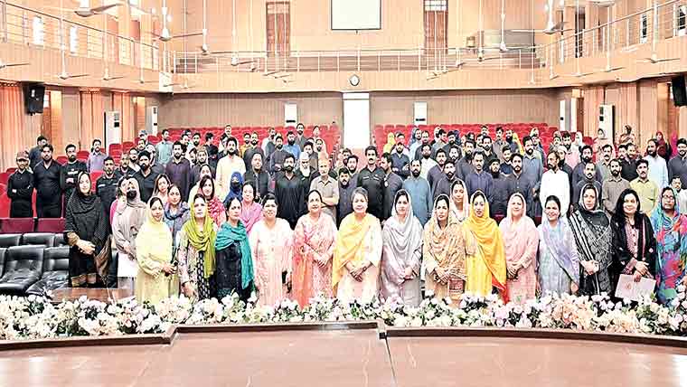 جی سی یونیورسٹی،گریڈ 1 تا 4 ملازمین میں عیدی،تحائف تقسیم