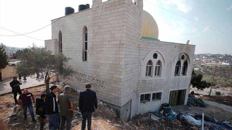 مغربی کنارے میں اسرائیلی آبادکاروں  کا مسجد پر حملہ،جلانے کی کوشش