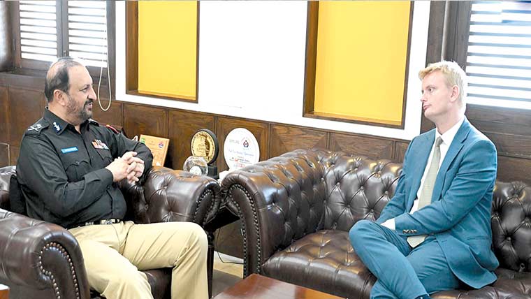 آئی جی سے انڈونیشین قونصل جنرل کی ملاقات، امن و امان پر تبادلہ خیال