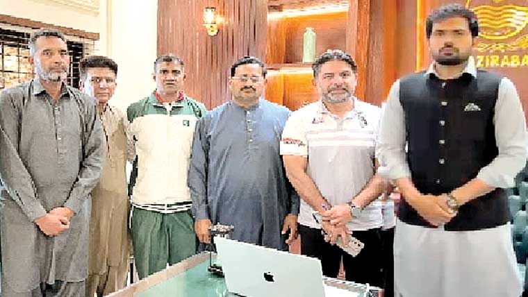 اسسٹنٹ کمشنر وزیر آ باد سے سپورٹس کمیٹی کے وفد کی ملاقات 