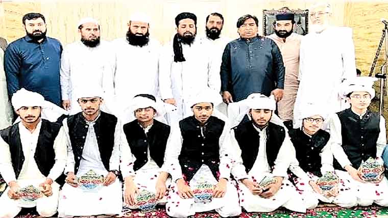 جامع مسجد امیر حمزہ دارہ کبوتراں میں حفاظ کی دستار بندی 