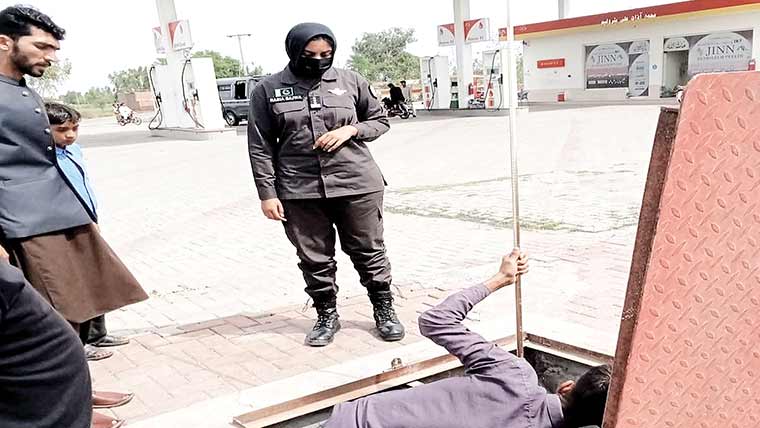 پٹرول پمپس پر پٹرولیم مصنوعات  کے سٹاک کی چیکنگ