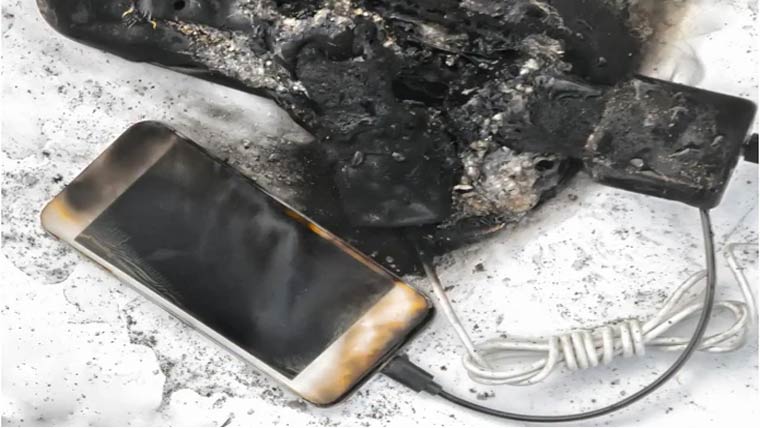 چھوٹی بچی کے ہاتھ میں موبائل دھماکے سے پھٹ گیا 