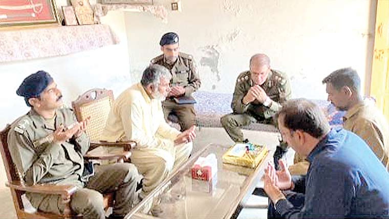 شہدائے چنیوٹ پولیس کی فیملیز میں عید پیکیج تقسیم 