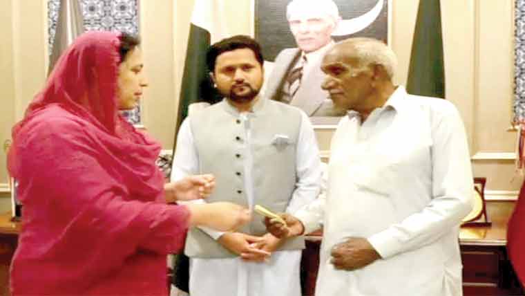  بیٹی کی شادی کے لیے مالی امداد، بزرگ شہری کا ڈپٹی کمشنر سے اظہار تشکر